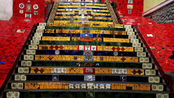 Escalera de Selarón. La obra del artista chileno fue hecha con cerámicas de distintas formas y colores, traídas de todas partes del mundo. Escalera de Selarón. La obra del artista chileno fue hecha con cerámicas de distintas formas y colores, traídas de todas partes del mundo.